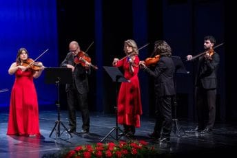 Na bis „Još ne sviće rujna zora“: Gala koncert Kamernog orkestra Akademije Santa Sofija oduševio podgoričku publiku