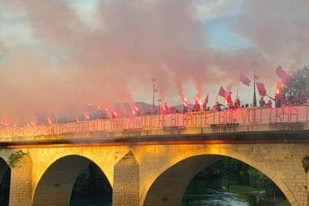 (FOTO/VIDEO) Veličanstvena atmosfera u Danilovgradu: Zastave, himna i baklje u čast jubileja