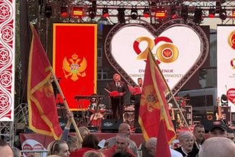 (FOTO/VIDEO) Pljevlja obilježavaju jubilej: Spektakularna atmosfera, crnogorske zastave, baklje i muzika
