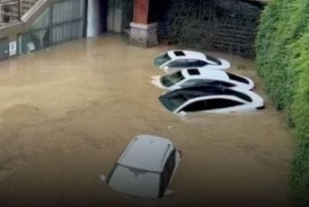 (VIDEO) Obilne kiše pogodile Kinu, najmanje 21 osoba poginula, traga se za nestalima