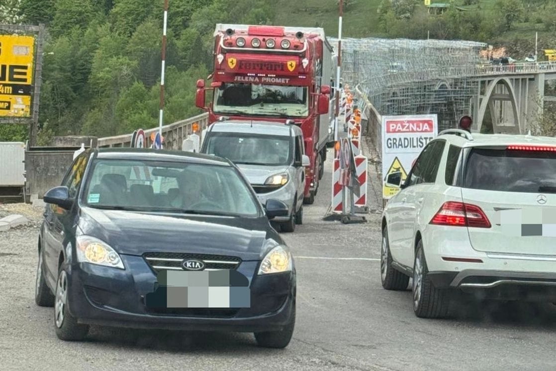 Uprkos zabrani šleperi i dalje prelaze preko mosta na Đurđevića Tari: Uprava za saobraćaj upozorava na rizik po bezbjednost