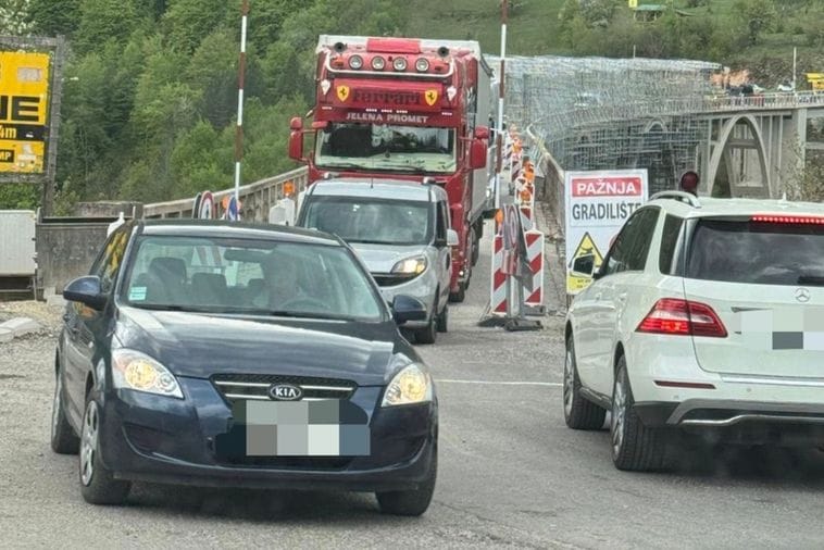 Uprkos zabrani šleperi i dalje prelaze preko mosta na Đurđevića Tari: Uprava za saobraćaj upozorava na rizik po bezbjednost