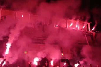 (VIDEO) "Majko naša Crna Goro" orilo se u Kotoru: Uz vatromet i bakljadu, građani pjevali himnu
