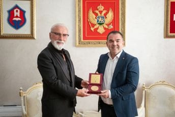 Đurašković uručio Merlinu Medaljon Ivana Crnojevića: Crnu Goru i BiH povezuju iskreno prijateljstvo i međusobno poštovanje Đurašković uručio Merlinu Medaljon Ivana Crnojevića: Crnu Goru i BiH povezuju iskreno prijateljstvo i međusobno poštovanje