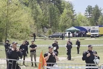 (VIDEO) Na Grahovcu dva skupa: Policija između dvije grupe