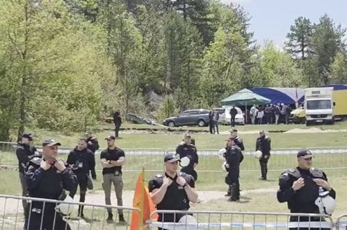 (VIDEO) Na Grahovcu dva skupa: Policija između dvije grupe