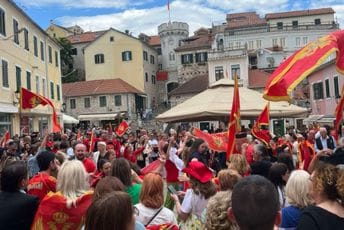 I tamo se okupio veliki broj građana: Pogledajte kako je trenutno u Herceg Novom (VIDEO) I tamo se okupio veliki broj građana: Pogledajte kako je trenutno u Herceg Novom (VIDEO)