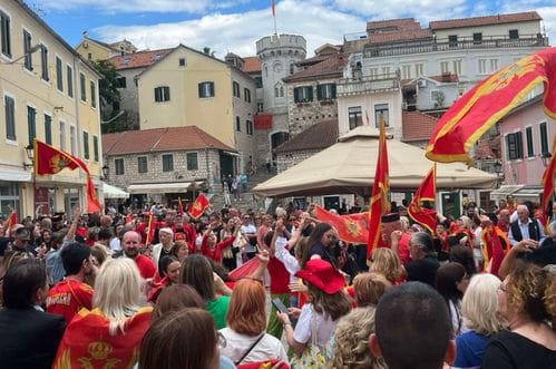 Počela proslava 21. maja u Herceg Novom: Na trgu Nikole Đurkovića je veliki broj građana (VIDEO)