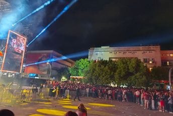 Nevjerovatno: Prekinut koncert Rikija Martina, bačen suzavac ispod bine Nevjerovatno: Prekinut koncert Rikija Martina, bačen suzavac ispod bine