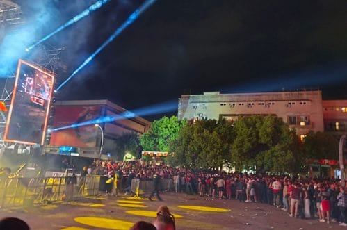 Nakon bačenog suzavca: Koncert bio prekinut, Riki Martin se vratio i zapjevao "Livin' la vida loca"