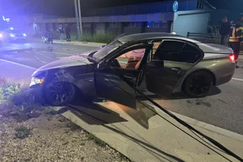 Udes na Cetinju: BMW udario u betonski stub, tri osobe povrijeđene