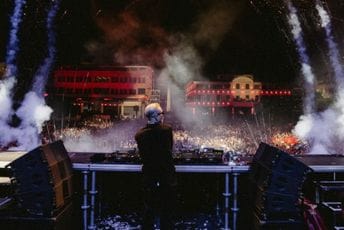 (FOTO) Robin Šulc "zapalio" Podgoricu: Spektakl uz hitove i crnogorsku zastavu na Trgu nezavisnosti