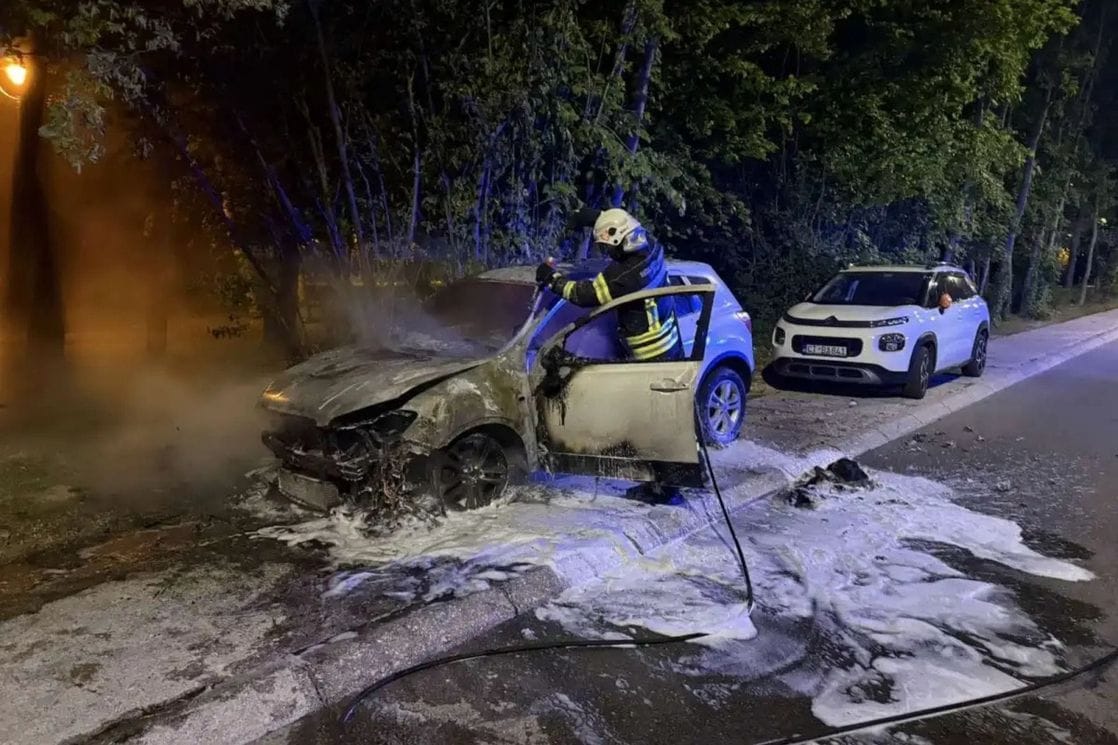 Cetinje: Zapaljena dva automobila, istraga u toku