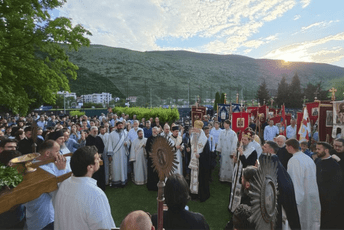 (FOTO) Litija crkve Srbije u Herceg Novom bez ijednog crnogorskog obilježja (FOTO) Litija crkve Srbije u Herceg Novom bez ijednog crnogorskog obilježja