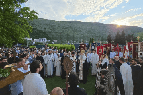 (FOTO) Litija crkve Srbije u Herceg Novom bez ijednog crnogorskog obilježja