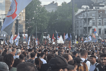 (VIDEO) Desetine hiljada ljudi okupilo se u Beogradu na protestima protiv vlasti