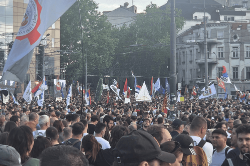 (VIDEO) Desetine hiljada ljudi okupilo se u Beogradu na protestima protiv vlasti