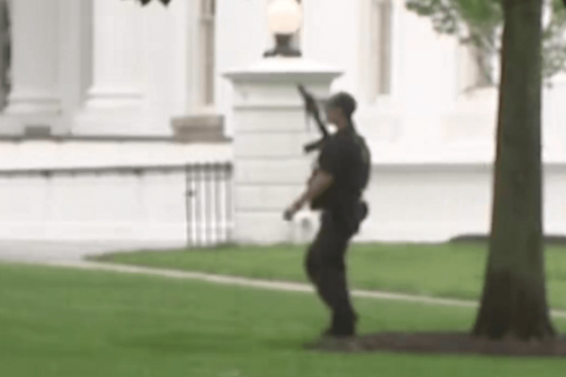 Drama kod Bijele kuće: Odjekivali hici, napadač ubijen (VIDEO)