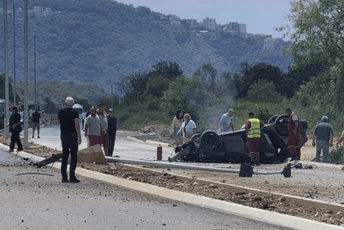 Udes na putu Tivat - Budva: Jedan auto završio na krovu, drugi u kanalu