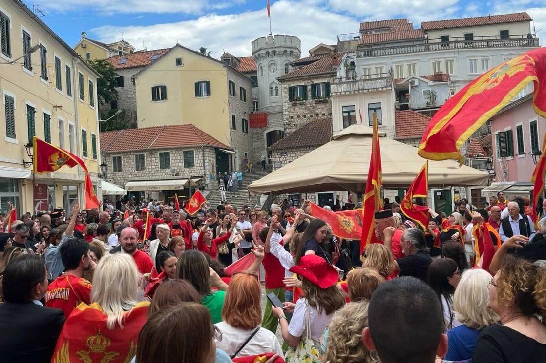 STEGA: Građani Herceg Novog pokazali privrženost domovini, nosiocima lokalne vlasti poslali poruku da i te kako ima zainteresovanih za proslavu Dana nezavisnosti