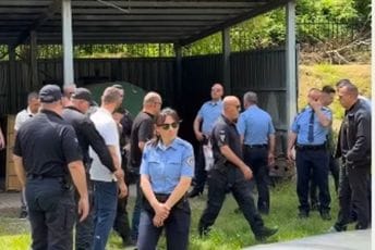 (VIDEO) Kosovska policija privela mladiće iz Crne Gore: Razvili zastavu Srbije kod Prizrena (VIDEO) Kosovska policija privela mladiće iz Crne Gore: Razvili zastavu Srbije kod Prizrena