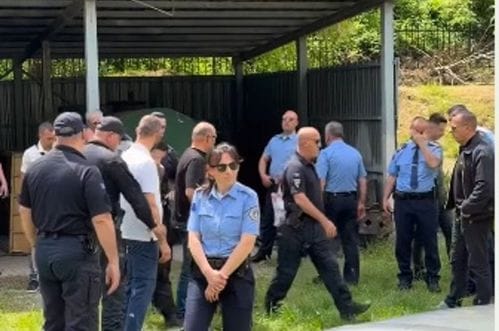 (VIDEO) Kosovska policija privela mladiće iz Crne Gore: Razvili zastavu Srbije kod Prizrena