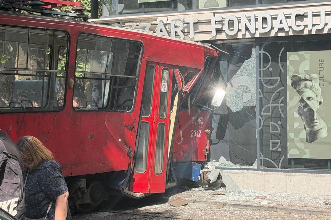 Beograd: Tramvaj iskočio iz šina i udario u zgradu, ima povrijeđenih (FOTO)