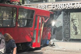 Beograd: Tramvaj iskočio iz šina i udario u zgradu, ima povrijeđenih (FOTO)