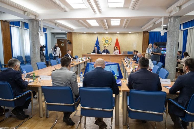Đukanović: Podnijećemo krivičnu prijavu protiv Vas; Milović: Još fali da nas hapse na odboru