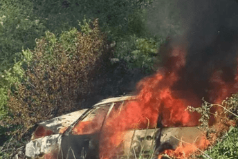 Nezgoda kod Bijelog Polja: Auto se zapalio po slijetanju sa puta, vozač teže povrijeđen