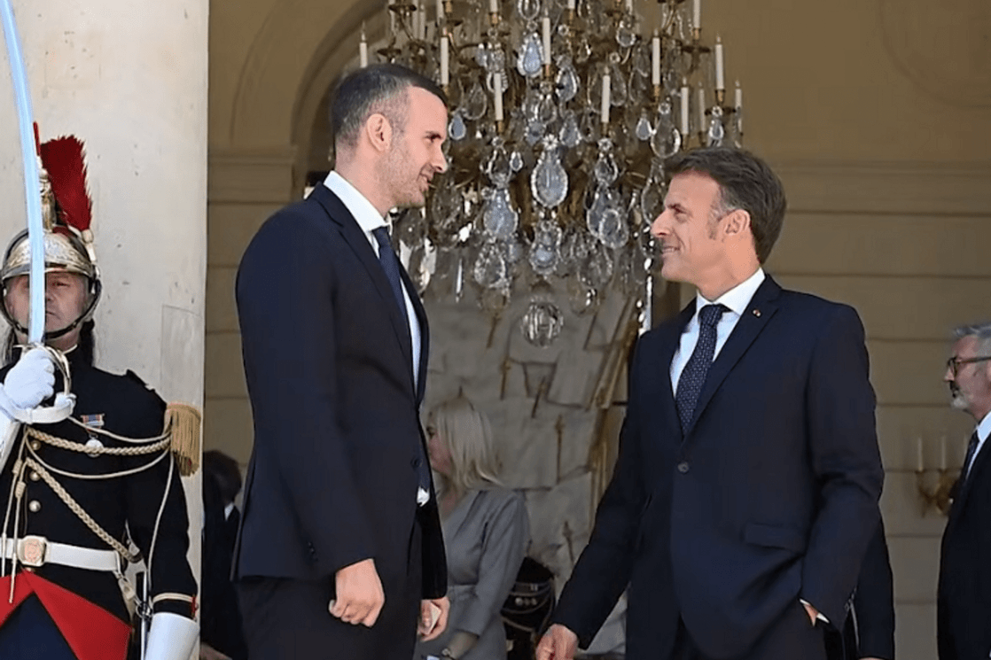 Makron vijest o susretu sa Spajićem ispratio pjesmom naše muzičarke
