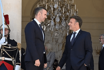 Makron vijest o susretu sa Spajićem ispratio pjesmom naše muzičarke
