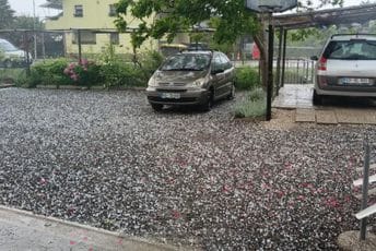 Velike nepogode u Sloveniji: Oluja čupala stabla i nosila krovove, pale i veće količine grada