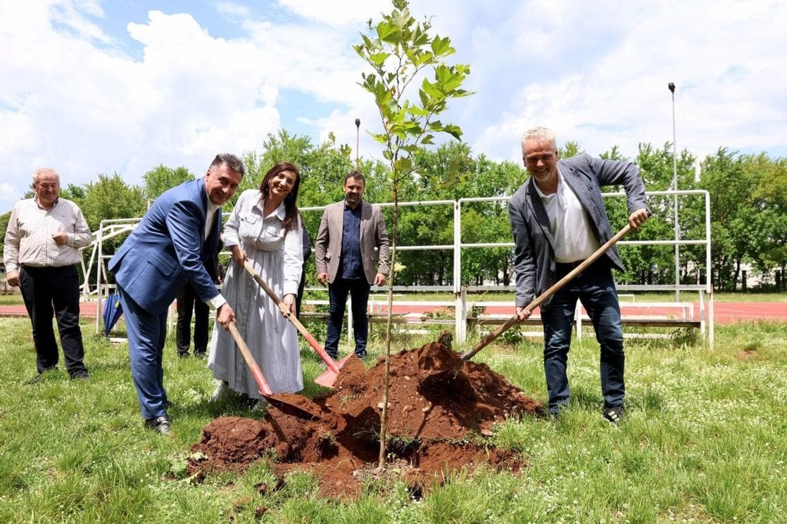 Posađeno prvo drvo u dvorištu OŠ „Ratko Žarić“; Satler: Put ka prevenciji je da svijest o zaštiti životne sredine usadimo u umove mladih od najranijeg uzrasta