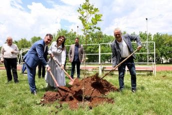 Posađeno prvo drvo u dvorištu OŠ „Ratko Žarić“; Satler: Put ka prevenciji je da svijest o zaštiti životne sredine usadimo u umove mladih od najranijeg uzrasta Posađeno prvo drvo u dvorištu OŠ „Ratko Žarić“; Satler: Put ka prevenciji je da svijest o zaštiti životne sredine usadimo u umove mladih od najranijeg uzrasta