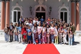 Milatović ugostio učenike u Plavom dvorcu:  Obaveza je da djeci i mladima približimo istoriju Crne Gore