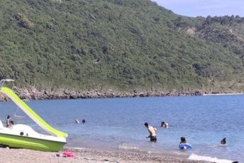 Pripazite na stvari dok ste na plažama i u barovima: Strankinjama uskraćen boravak u Crnoj Gori, sumnja se da su krale