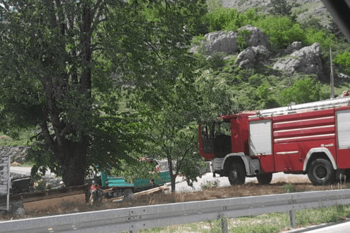 Njeguši: Kamion skliznuo sa kolovoza