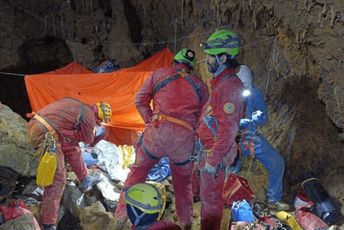 (VIDEO) Speleologu u Italiji kamen prikliještio nogu na dubini od 120 metara