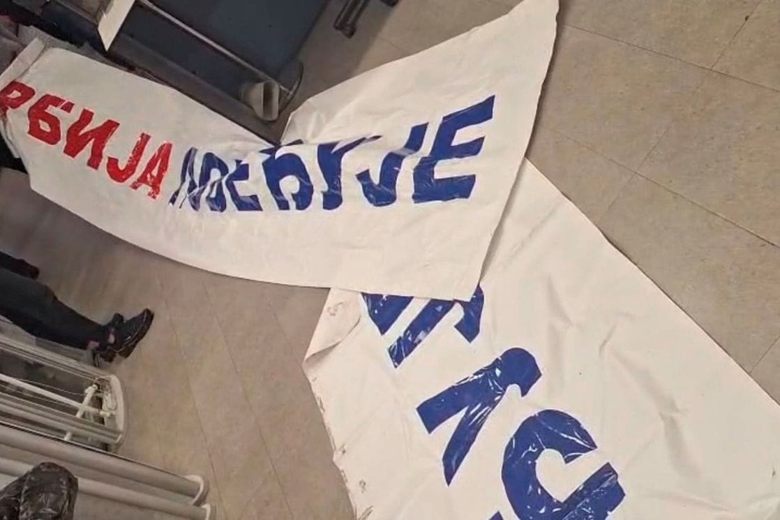 (FOTO) Policija i ANB: Sa čarter leta Beograd–Tivat vraćeno 87 muškaraca iz Srbije, nosili transparent „Srbija pobeđuje“, radio-stanicu i komunikacionu opremu