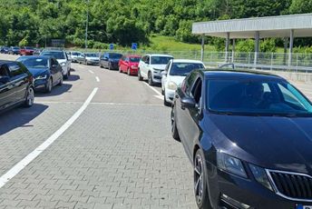 Gužve na graničnim prelazima ka Srbiji: Zadržavaju automobile sa crnogorskim tablicama, neki čekaju i tri sata