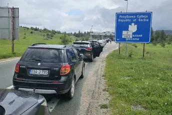 Na Jabuci vozilima sa crnogorskim tablicama ne dozvoljavaju ulazak u Srbiju, u koloni i više stotina zaposlenih iz nikšićkih preduzeća