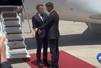 Makron stigao u Crnu Goru: Na aerodromu ga dočekao Milatović (VIDEO)