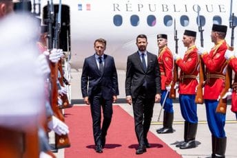 Makron stigao u Crnu Goru: Na aerodromu ga dočekao Milatović (VIDEO)