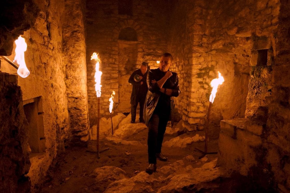 Sniman u ambijentu Starog Bara: Pogledajte novi spot za pjesmu „Da li zna“ grupe Van Gogh