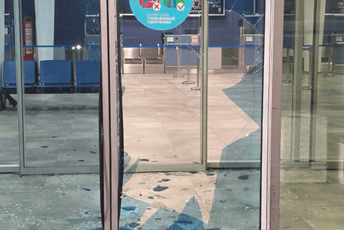 Kamenovan terminal aerodroma u Tivtu, uhapšen osumnjičeni