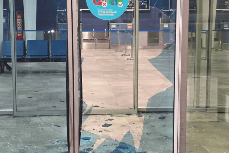 Kamenovan terminal aerodroma u Tivtu, uhapšen osumnjičeni