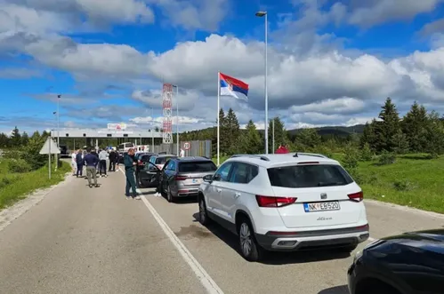 Nikšićani blokirali granicu na Jabuci u oba pravca: Satima zarobljeni u kolonama, traže jednak tretman