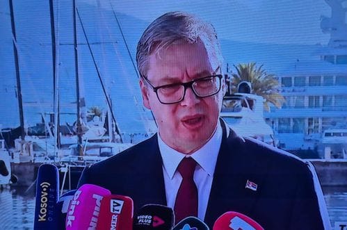 Vučić iz Tivta: Protiv mene vode brutalnu kampanju u Crnoj Gori godinama, transparenti me ne pogađaju