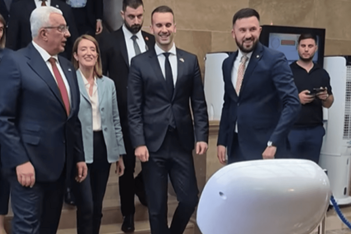 (VIDEO) Predsjednicu Evropskog parlamenta dočekao robot: Pogledajte kako je izgledao susret